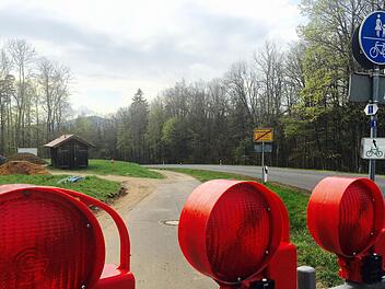 Noch bis mindestens 23. Mai ist der Rad- und Fußweg von Wildflecken nach Oberwildflecken gesperrt. Foto: Sebastian Schmitt-Mathea