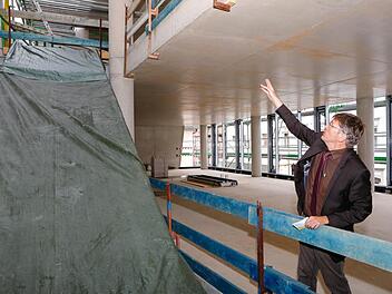 Jürgen König, Leiter des Staatlichen Bauamts Bamberg, zeigt im zweiten Stock auf die noch verhüllte Treppe.  Foto: Matthias Hoch