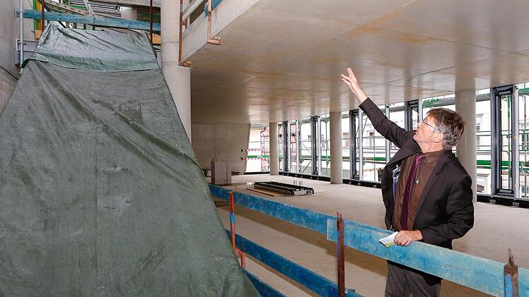 Jürgen König, Leiter des Staatlichen Bauamts Bamberg, zeigt im zweiten Stock auf die noch verhüllte Treppe.  Foto: Matthias Hoch
