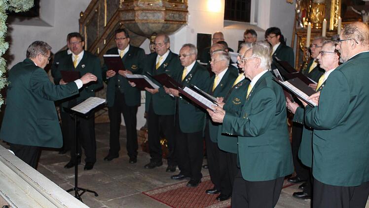 er gastgebende Gesangverein Weißenbrunn war unter der musikalischen Leitung von Edgar Schmidt, mit einigen Liedbeiträgen am Weihnachtskonzert beteiligt. Foto: Michael Wunder