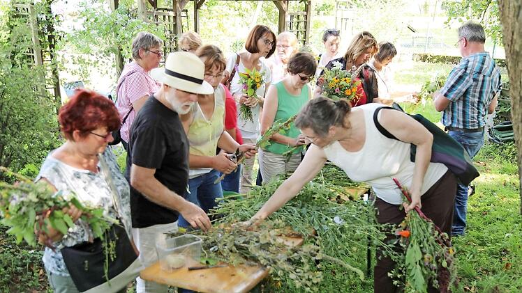 Vor dem Gottesdienst wurden Pflanzen zu den traditionellen Büscheln gebunden.  Fotos: Franz Galster
