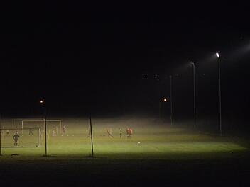So diffus wie die Lichtverhältnisse auf unserem Bild gestaltet sich hin und wieder die Spielgruppeneinteilung. Aber nach einigen Nachjustierungen ist der Fokus auf den Fußball wieder geschärft.ssp