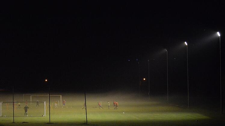 So diffus wie die Lichtverhältnisse auf unserem Bild gestaltet sich hin und wieder die Spielgruppeneinteilung. Aber nach einigen Nachjustierungen ist der Fokus auf den Fußball wieder geschärft.ssp