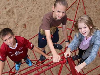 Die Kombination aus älteren und ganz neuen Spielgeräten auf dem Spielplatz im Maßbacher Gemeindeteil Poppenlauer kam bei den drei Testern David, Johann und Elisabeth gut an. Ralf Ruppert