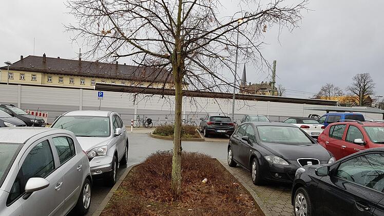 Völlig ausgelastet ist der Park and Ride-Platz östlich des Bahnhofs. Hier, Am Stahl, wünscht sich die CSU ein mehrstöckiges Parkhaus.