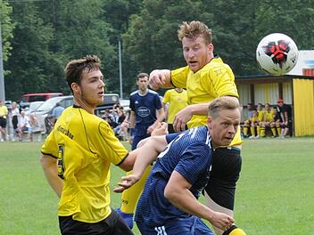 Beim Kopfball des R&ouml;mershagers Konstantin Melser bleibt Julian Enders von der SG Oberleichtersbach/Modlos (blaues Trikot) nur das Nachsehen - ein Treffer fiel hier allerdings nicht. Foto: ssp