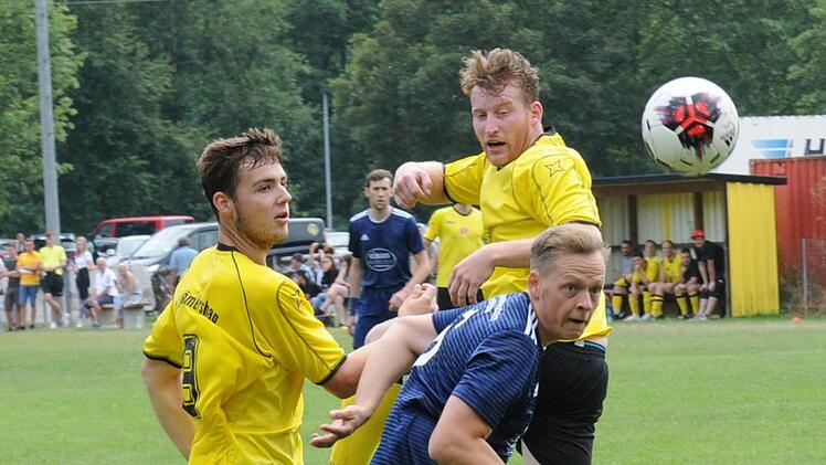 Beim Kopfball des R&ouml;mershagers Konstantin Melser bleibt Julian Enders von der SG Oberleichtersbach/Modlos (blaues Trikot) nur das Nachsehen - ein Treffer fiel hier allerdings nicht. Foto: ssp