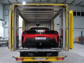 Der Eigent&uuml;mer eines Ferraris muss nach einer Kontrolle auf der A72 bei Bad Steben sehr hohe Abgaben zahlen. Foto: Hauptzollamt Erfurt
