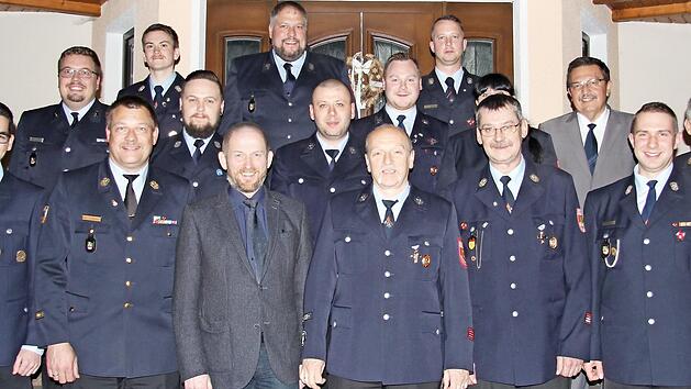Ehrung von Gr&uuml;ber Feuerwehrleuten mit Dominik Alex, Peter Heinlein, Gerd Bauer und Rainer Mattern (vorne, von rechts)  Foto: Alexandra Kemnitzer