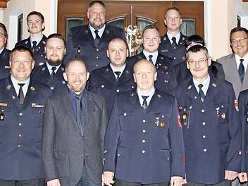 Ehrung von Gr&uuml;ber Feuerwehrleuten mit Dominik Alex, Peter Heinlein, Gerd Bauer und Rainer Mattern (vorne, von rechts)  Foto: Alexandra Kemnitzer