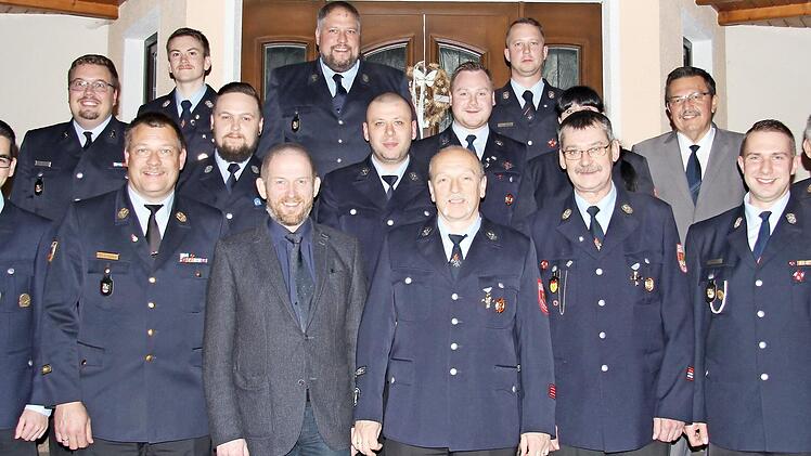 Ehrung von Gr&uuml;ber Feuerwehrleuten mit Dominik Alex, Peter Heinlein, Gerd Bauer und Rainer Mattern (vorne, von rechts)  Foto: Alexandra Kemnitzer