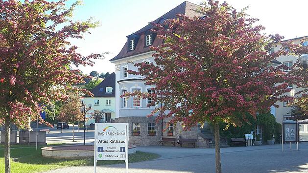 Noch ist es ruhig rund um die Tourist-Information im Alten Rathaus. Das wird sich bald &auml;ndern, denn viele G&auml;ste wollen 2020 ihren Urlaub in Bad Br&uuml;ckenau verbringen. Die Buchungsanfragen laufen momentan sehr gut. Foto: Rolf Pralle