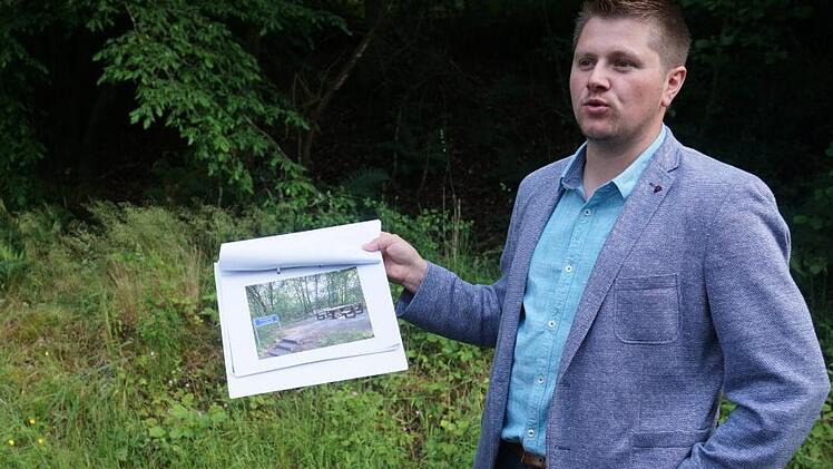 Bürgermeister Zeitlofs Bürgermeister Matthias Hauke präsentiert einige Entwürfe für  den künftigen Rastplatz am  Rhönexpress Bahn-Radweg. Foto: Marion Eckert