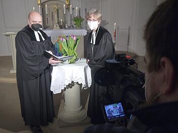 Uuuuund Action: Pfarrer Michael Bergner und Dekanin Stefanie Ott-Frühwald    haben sich viel Mühe gemacht, damit ihr erster Fernsehgottesdienst  ein Erfolg wird.
