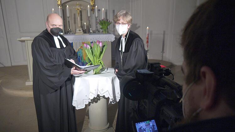 Uuuuund Action: Pfarrer Michael Bergner und Dekanin Stefanie Ott-Frühwald    haben sich viel Mühe gemacht, damit ihr erster Fernsehgottesdienst  ein Erfolg wird.