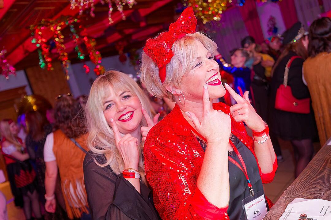 Drei Männerballetts, Musik von DJ Asti und vieles mehr gab es beim Weiberfasching!