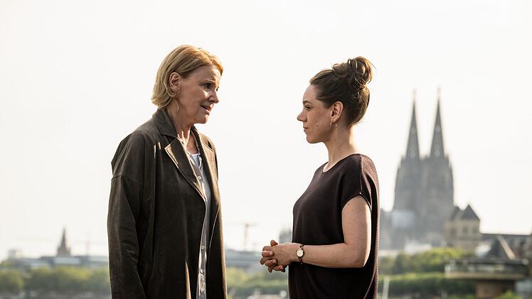 Der Sohn von Anja Dobisch (Luise Berndt, rechts) war bei Dr. Jakobi in Behandlung. Auch er bekam von ihm Neuroleptika verabreicht, die ihn sehr ver&auml;nderten, wie sie Marie Brand (Mariele Millowitsch) erz&auml;hlt.