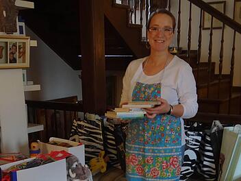 Barbara Ullmann inmitten der Geschenke für die Kinder  Foto: je