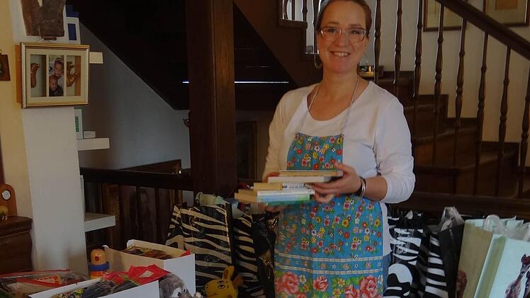 Barbara Ullmann inmitten der Geschenke für die Kinder  Foto: je