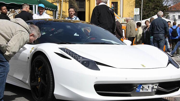 Vor allem die Männer konnten gar nicht oft genug hinschauen, bei dem was die Automeile alles zu bieten hatte.