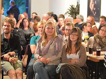 Viele junge Leute waren unter den Zuhörern, die in der Kommunbräu die Wahldebatte verfolgten.  Fotos: Ronald Rinklef