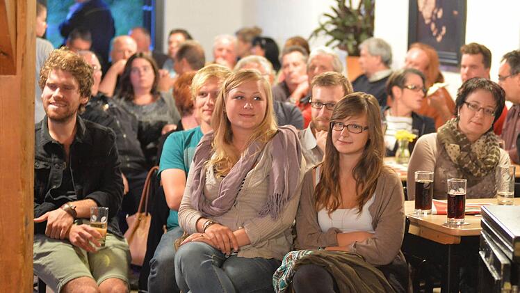 Viele junge Leute waren unter den Zuhörern, die in der Kommunbräu die Wahldebatte verfolgten.  Fotos: Ronald Rinklef