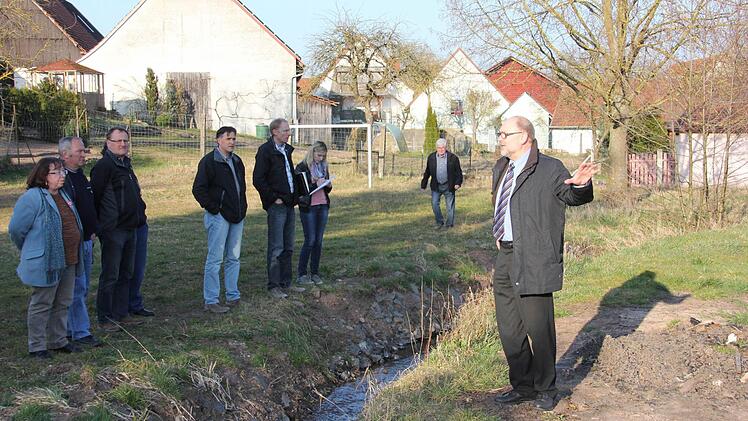 Zwischen Bolzplatz und Bach soll in Bramberg ein Zaun den Weg zum Feuerlöschteich absichern.