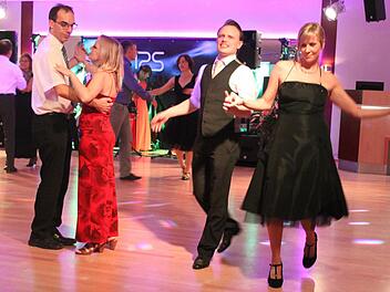 Lady in Red oder Lady in Black, kurz oder lang - erlaubt war beim Schulball alles: Hauptsache festlich. Foto: Sonja Adam