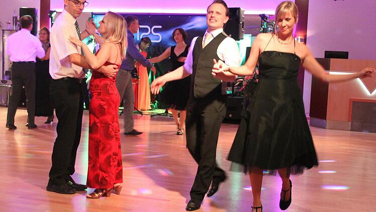 Lady in Red oder Lady in Black, kurz oder lang - erlaubt war beim Schulball alles: Hauptsache festlich. Foto: Sonja Adam