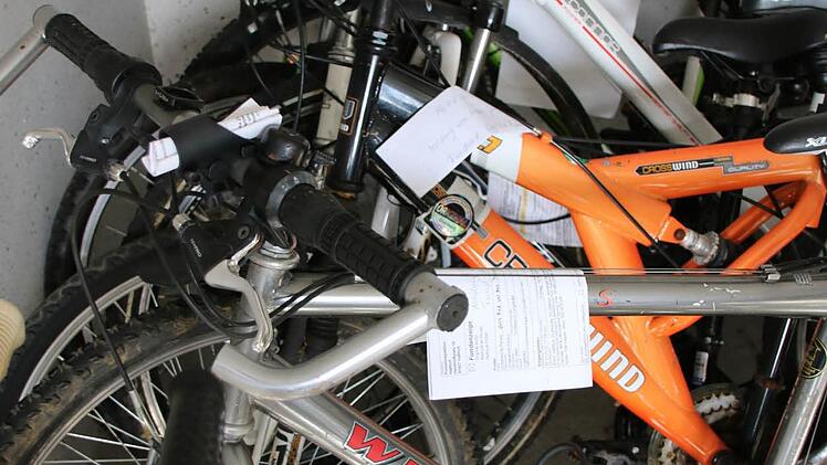 In der Garage stehen auch hochwertige Zweiräder.