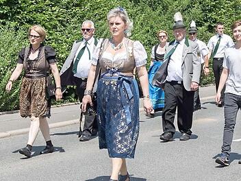 Die Sch&uuml;tzendamen in feschen Dirndl und die Sch&uuml;tzenbr&uuml;der in Uniform hatten sich in den Festzug eingereiht. Foto: Klaus Gagel