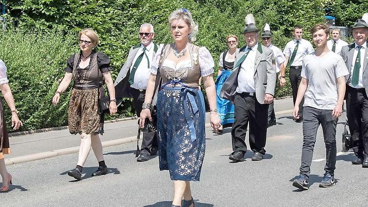 Die Sch&uuml;tzendamen in feschen Dirndl und die Sch&uuml;tzenbr&uuml;der in Uniform hatten sich in den Festzug eingereiht. Foto: Klaus Gagel