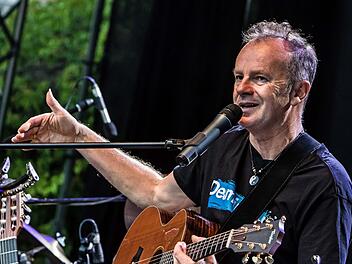 Willy Astor eröffnet den diesjährigen Tambacher Sommer und lockte und 1100 Zuhörer in den Schlosshof. Foto: Jochen Berger
