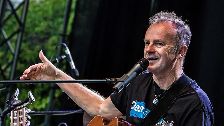 Willy Astor eröffnet den diesjährigen Tambacher Sommer und lockte und 1100 Zuhörer in den Schlosshof. Foto: Jochen Berger