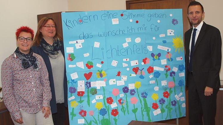 Ines Heumann, Leiterin des Kindergartens Seubelsdorf, und Christine Babucke, Leiterin der Kindertagesstätte Vogelnest (von links), stellten Bürgermeister Andreas Hügerich eine Plakattafel mit den Wünschen der Kinder vor.Alfred Thieret