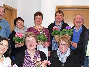 Uschi Bornschlegel (re.) gratulierte zu 25-jähriger Vereinszugehörigkeit bei den Blumen- und Gartenfreunden Wolfsdorf folgende Mitglieder (sitzend von links): Steffi Weberpals, Elli Dusold, Ortrun Raack. Hintere Reihe (von links): Marcus Weberpals, Norbert Heller, Manuela Lohneis, Sabine Weiß, Andreas Weiß und Klaus Raack.  Foto: Thomas Hümmer