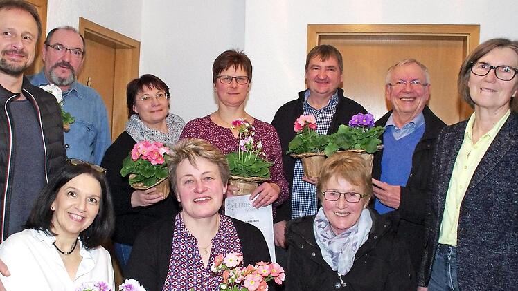Uschi Bornschlegel (re.) gratulierte zu 25-jähriger Vereinszugehörigkeit bei den Blumen- und Gartenfreunden Wolfsdorf folgende Mitglieder (sitzend von links): Steffi Weberpals, Elli Dusold, Ortrun Raack. Hintere Reihe (von links): Marcus Weberpals, Norbert Heller, Manuela Lohneis, Sabine Weiß, Andreas Weiß und Klaus Raack.  Foto: Thomas Hümmer