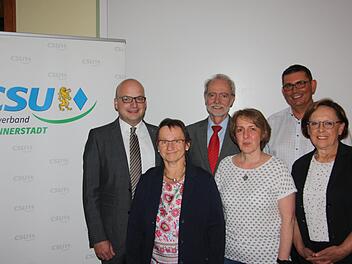 Bezirksrätin Karin Renner (rechts) gratuliert dem CSU-Ortsverbandvorsitzenden Thorsten Harnus (2. v. r.) und seinen Vorstandsmitgliedern Michael Kastl, Michaela Wedemann, Norbert Reiter und Monika Guck (v.l.n.r.) zur (Wieder-)Wahl.Matthias Nöth