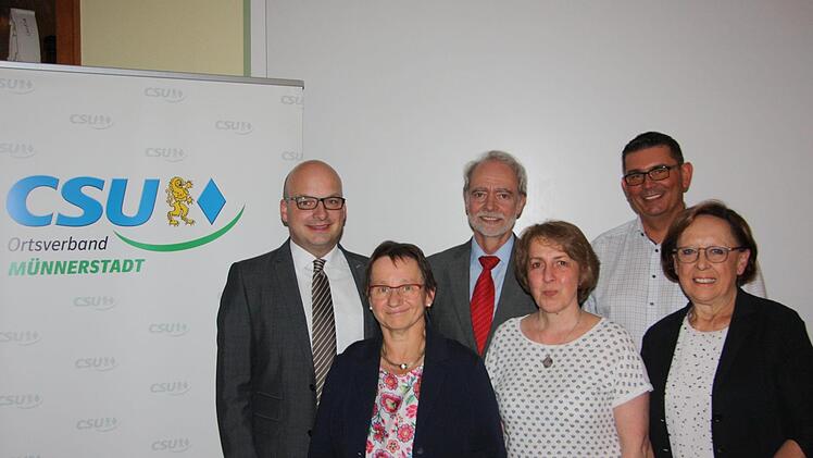 Bezirksrätin Karin Renner (rechts) gratuliert dem CSU-Ortsverbandvorsitzenden Thorsten Harnus (2. v. r.) und seinen Vorstandsmitgliedern Michael Kastl, Michaela Wedemann, Norbert Reiter und Monika Guck (v.l.n.r.) zur (Wieder-)Wahl.Matthias Nöth