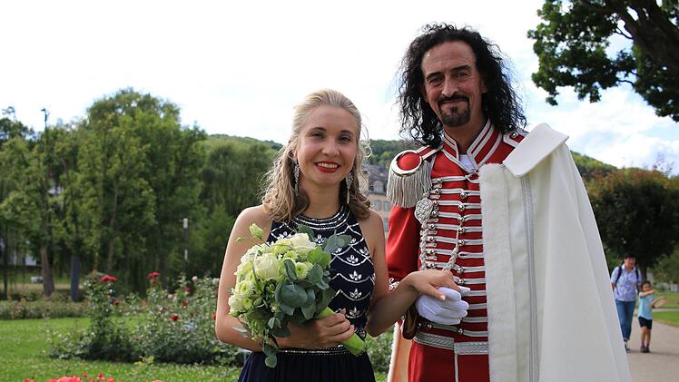 Quellenkönigin Katrina und Fürst Ferenc Rákóczi im Rosengarten. B. Borst