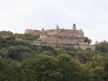 Welch mächtiges Festungsbauwerk die Plassenburg ist, erschließt sich beim Blick aus dem Maintal. Über eine mögliche Zufahrt wird derzeit heftig diskutiert. Foto: Katrin Geyer