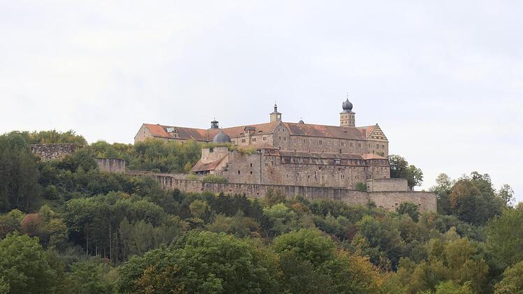 Welch mächtiges Festungsbauwerk die Plassenburg ist, erschließt sich beim Blick aus dem Maintal. Über eine mögliche Zufahrt wird derzeit heftig diskutiert. Foto: Katrin Geyer