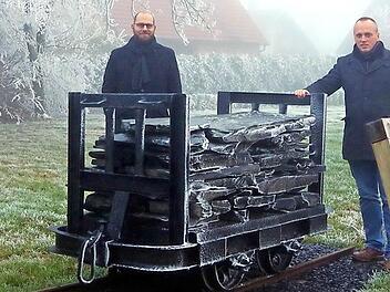 Stiftungsvorstandsmitglied Bernd Adolph (von links) sowie die Bürgermeister René Bredow und Thomas Löffler freuen sich über die Bereicherung des Kur- und Erholungsparks.  Fotos: Heike Schülein
