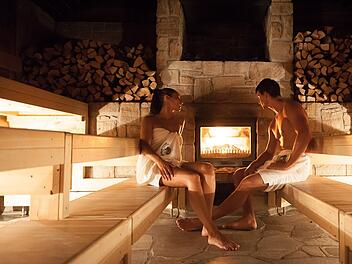 Ein Paar entspannt in der Sauna der Obermain Therme.