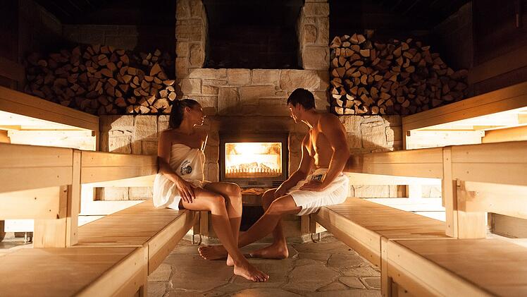Ein Paar entspannt in der Sauna der Obermain Therme.