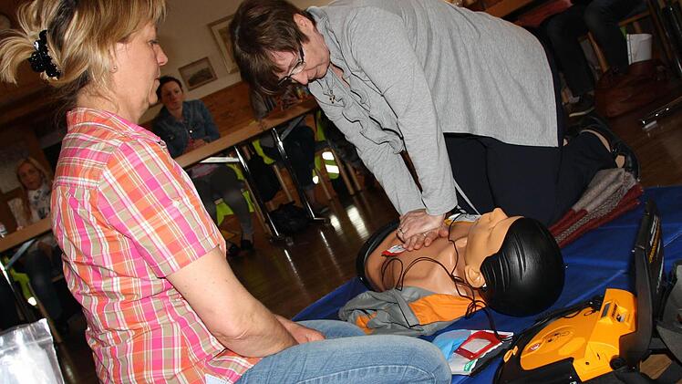 Teilnehmer üben die Herz-Lungen-Wiederbelebung. Foto: Ralf Ruppert