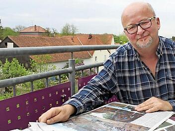 Raimund Göhlich zurück in Bad Staffelstein mit nepalesischen Zeitungsberichten über das Erbeben Foto: R. Popp