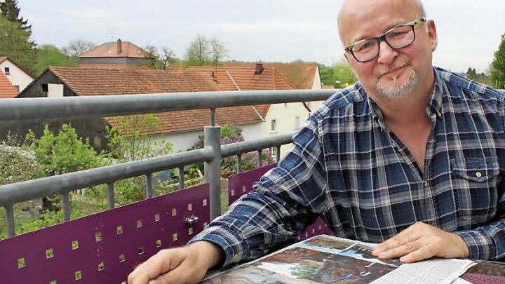 Raimund Göhlich zurück in Bad Staffelstein mit nepalesischen Zeitungsberichten über das Erbeben Foto: R. Popp