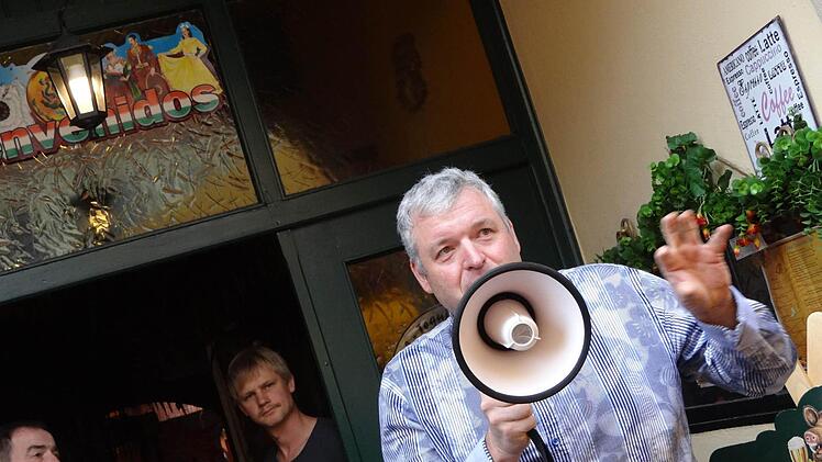 Aufgrund des gewaltigen Andrangs am "Tag des offenen Denkmals" führten auch Bürgermeister Jürgen Hennemann und Bauhofleiter Christian Raehse (hinten) durch die Kelleranlage am Eberner Marktplatz.