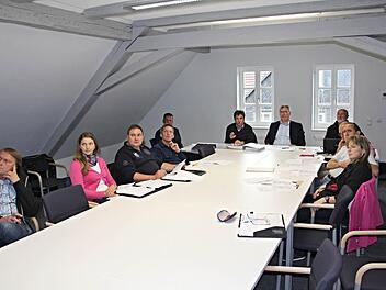 Im sanierten Sitzungssaal des Rathauses Untermerzbach nach der Maßnahme die Premiere. Der Bauausschuss unter Leitung von Bürgermeister Helmut Dietz lauschte den Ausführungen der Diplomingenieure Martin Burgsmüller und Thomas Peetz (hinten von links). Foto: Helmut Will